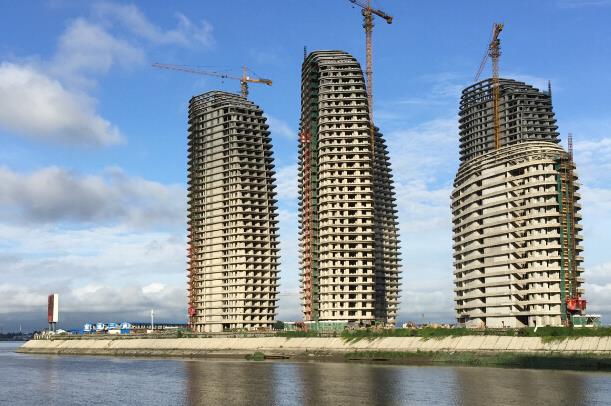 丹东月亮岛国际养生度假中心施工结顶